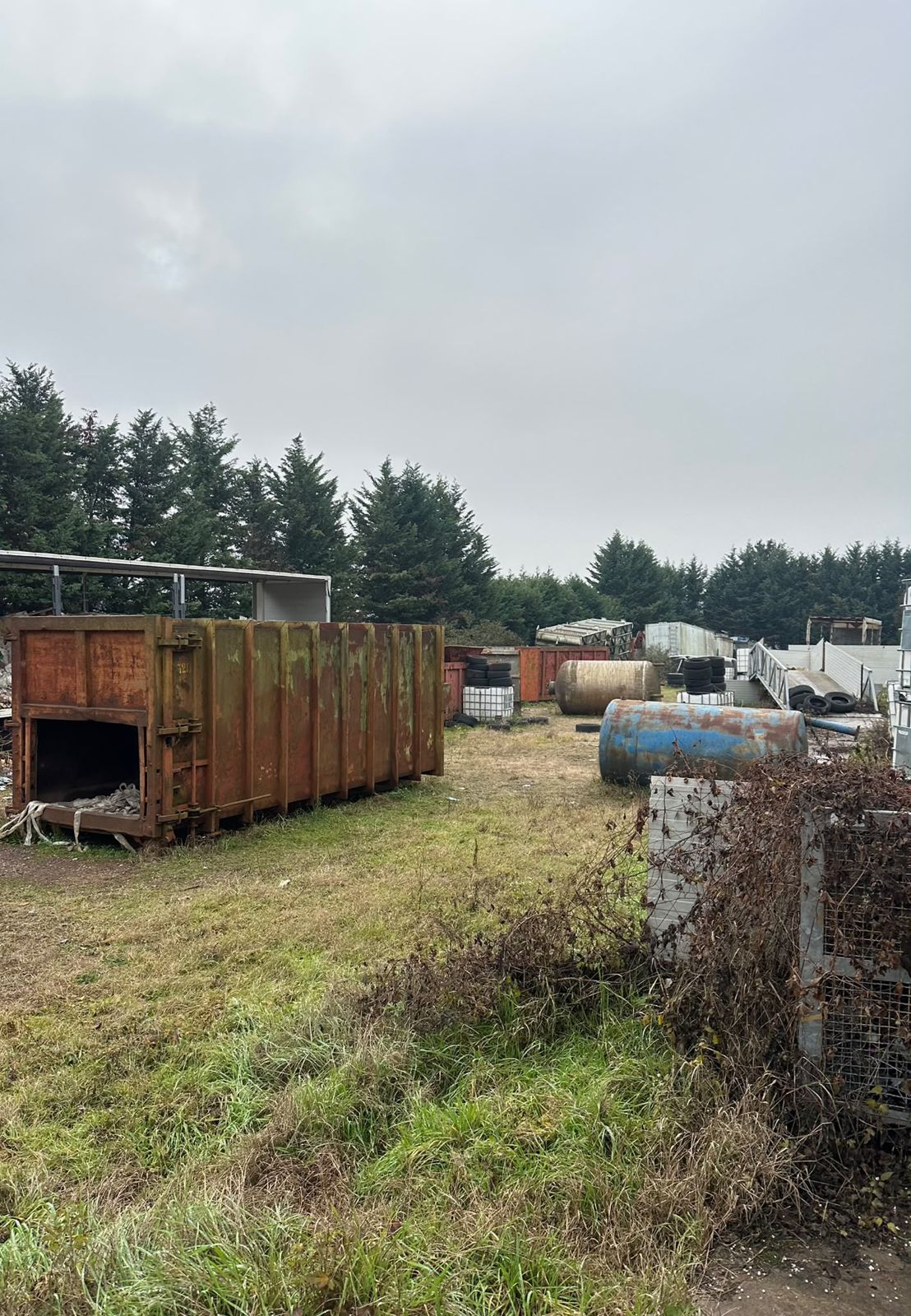 Container e cisterne nel campo all'aperto